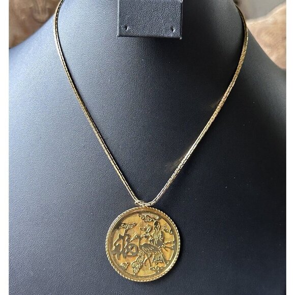 Vintage Monet Asian Inspired Detailed Necklace Gold Tone Metal Mesh Signed 17"‎ - Picture 1 of 6